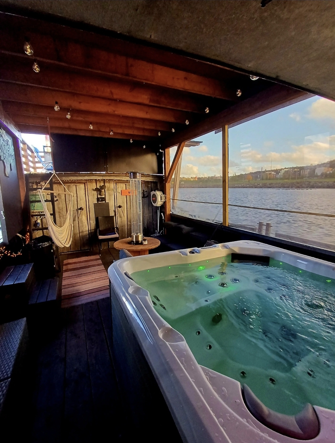 Katso myös elamyslaiva.fi: Sauna-, kokous- ja/tai yöpymistila TyKy- ja juhlaporukoille. SAUNALAUTTARISTEILYT, AirBnb